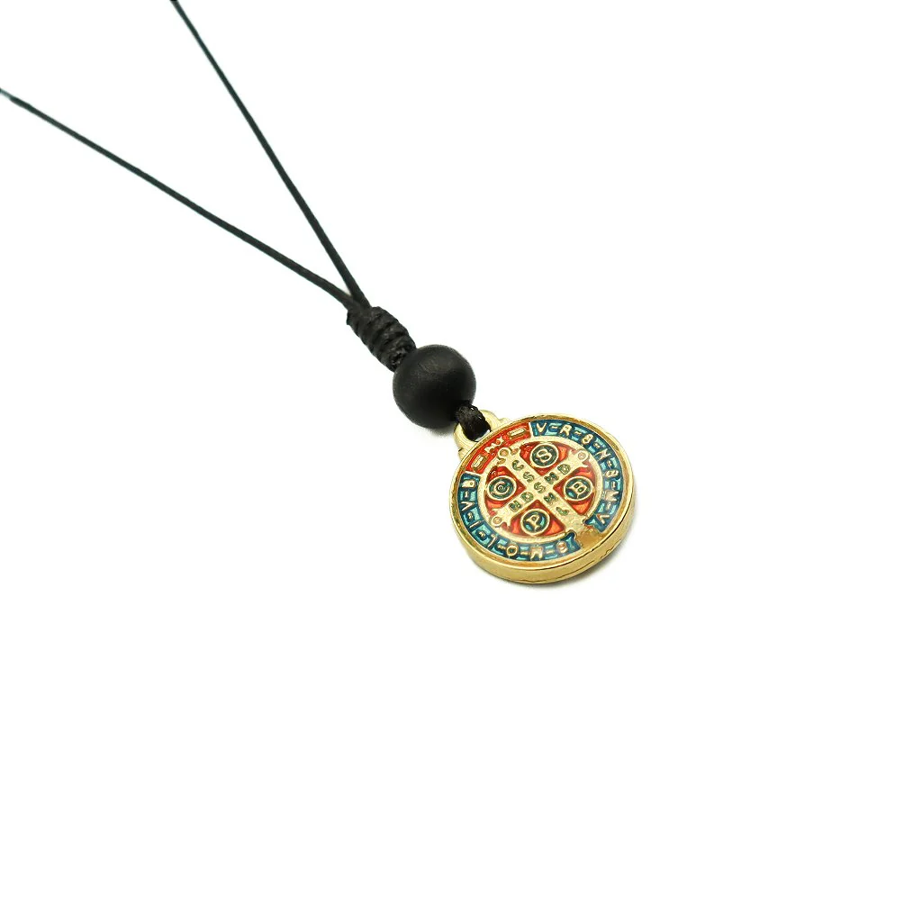 Colar Medalha São Bento Pequeno Dourado Resinado Color CF - Image 3