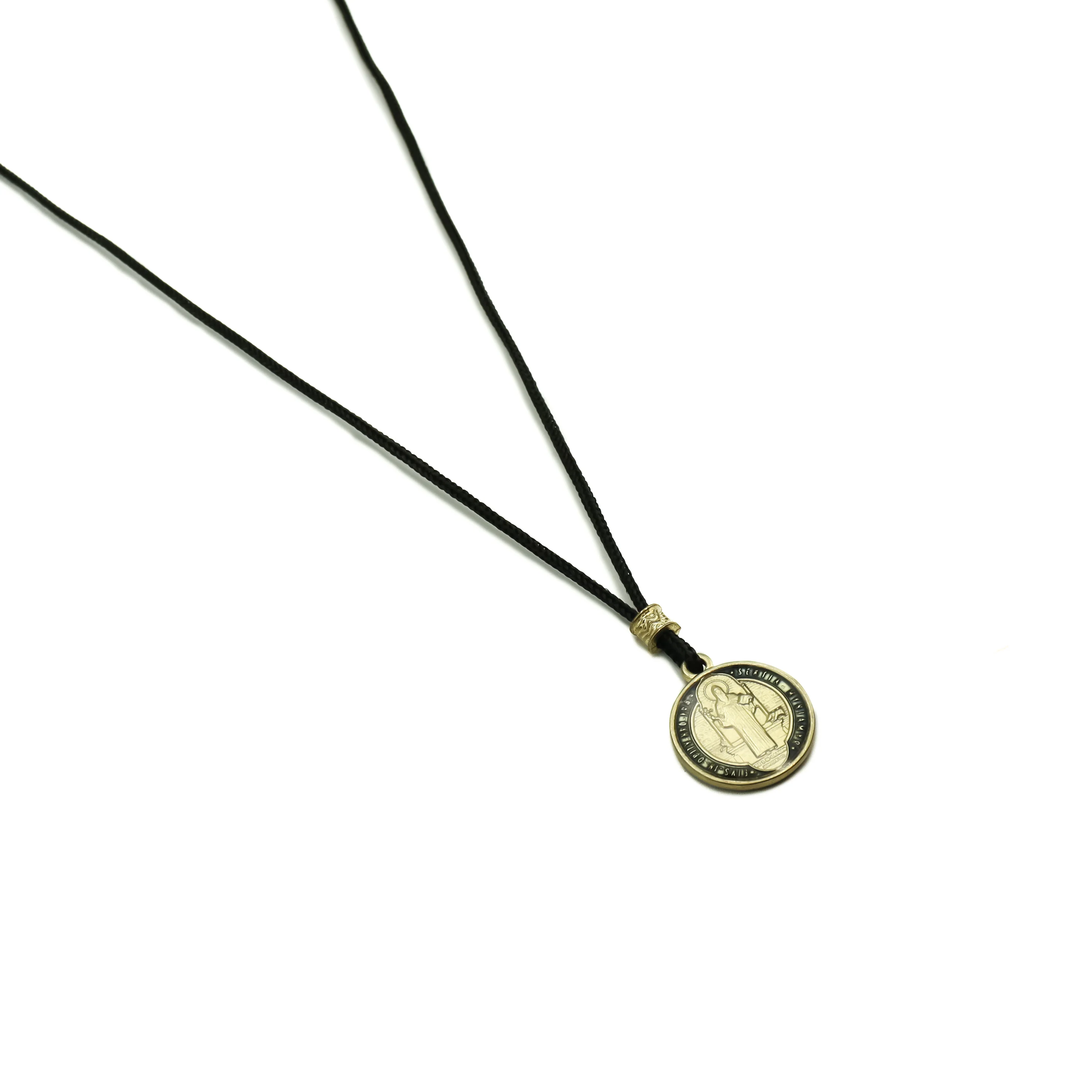 Cordão Com Medalha de São Bento Resinada Dourado - Image 3