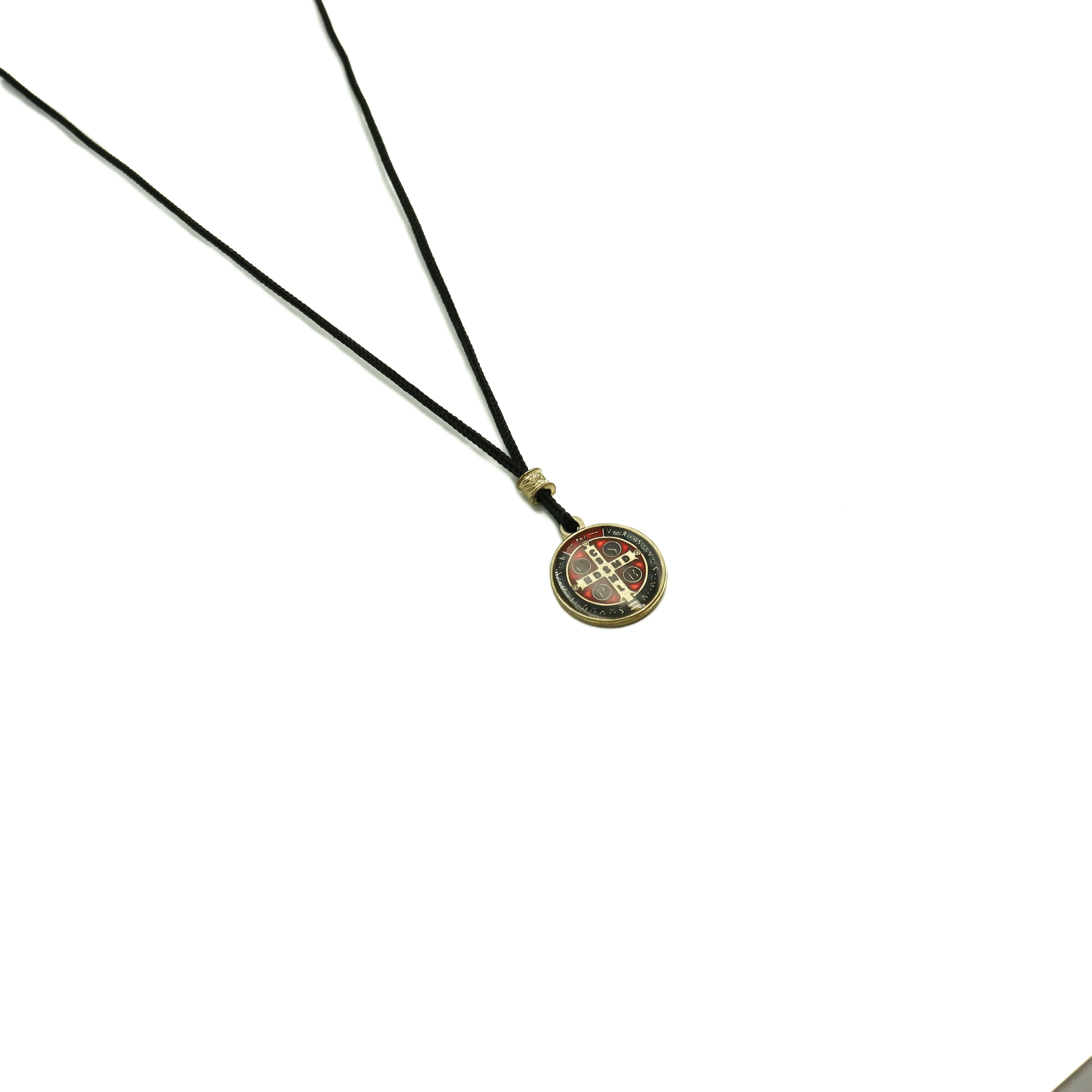 Cordão Com Medalha de São Bento Resinada Dourado - Image 4