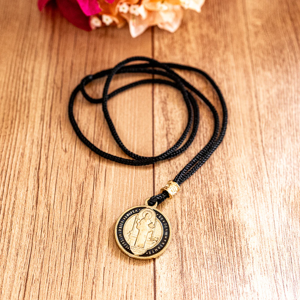 Cordão Com Medalha de São Bento Resinada Dourado - Image 7