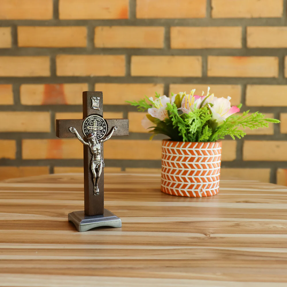 Crucifixo Madeira 11 cm para mesa Niquel com Medalha de São Bento - Image 4