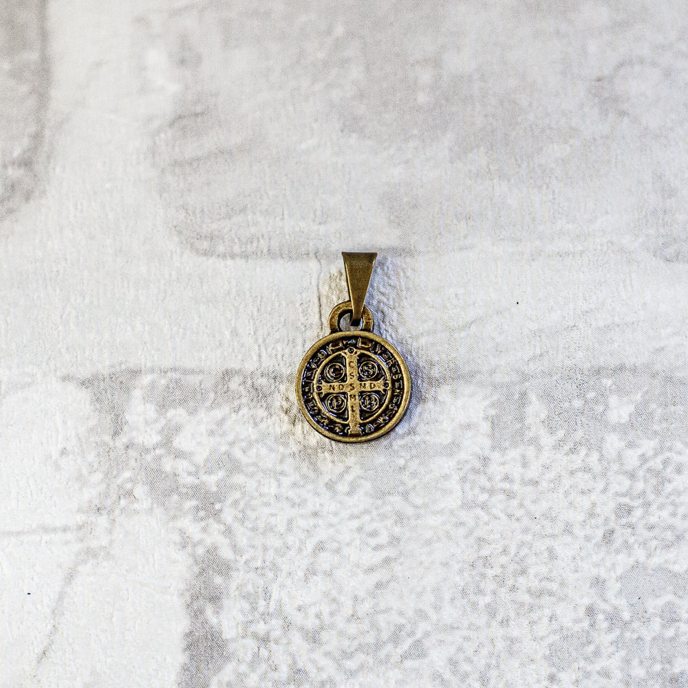 Medalha de São Bento 15mm em Ouro Velho - Image 3