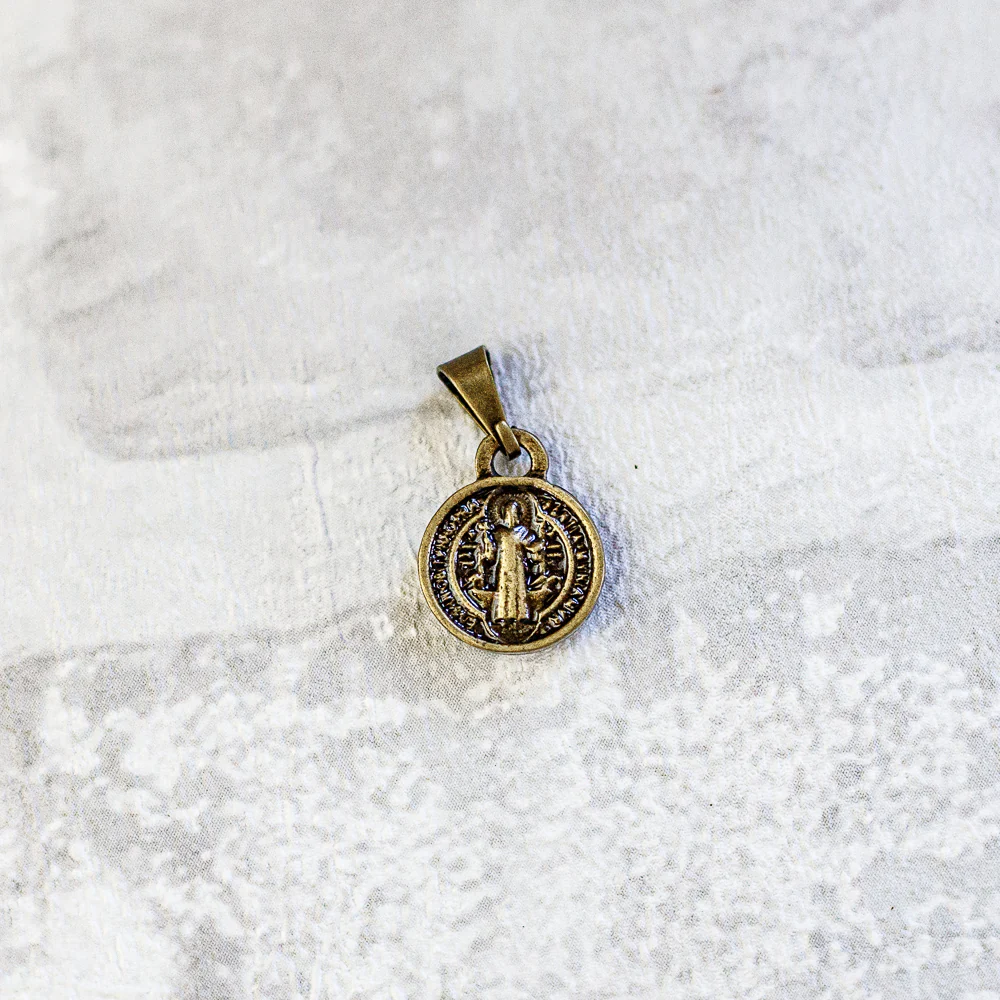 Medalha de São Bento 15mm em Ouro Velho - Image 4