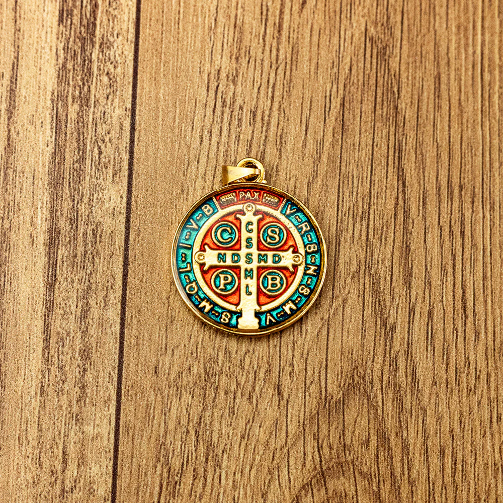 Medalha de São Bento 30 mm Dourada - Resinada - Image 3