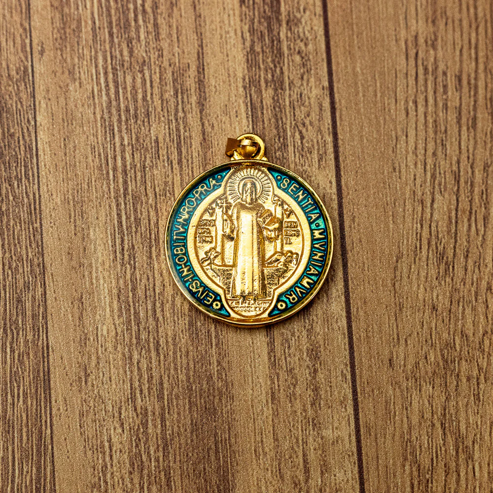 Medalha de São Bento 30 mm Dourada - Resinada - Image 4