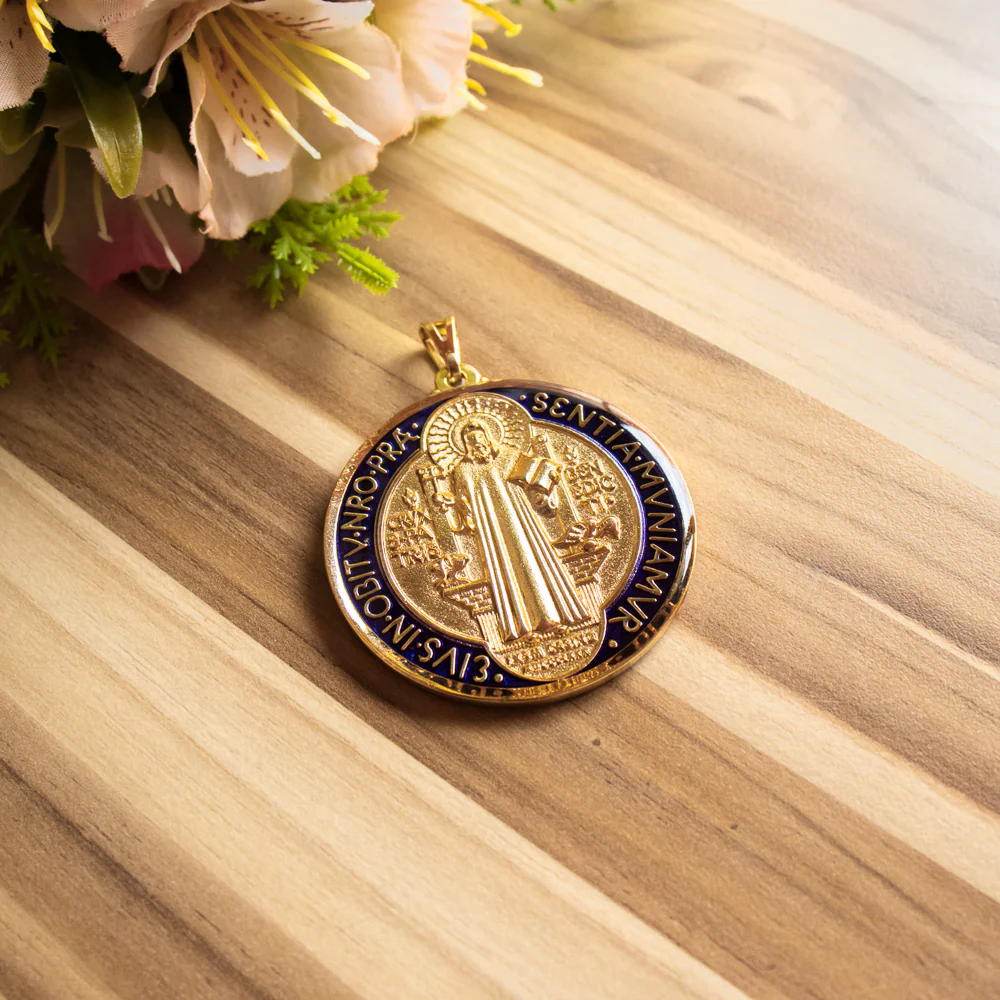 Medalha de São Bento 50 mm Dourada - Resinada - Image 5