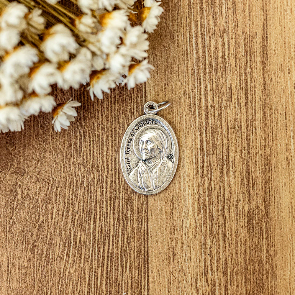 Medalha Santa Teresa de Calcutá e Mãos - Italiana - Image 3