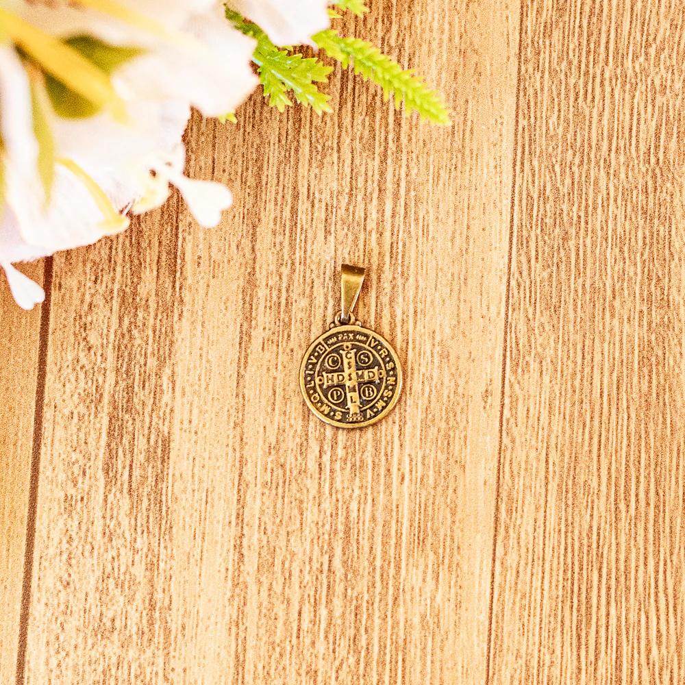 Medalha São Bento 20 mm - Ouro Velho - Image 3