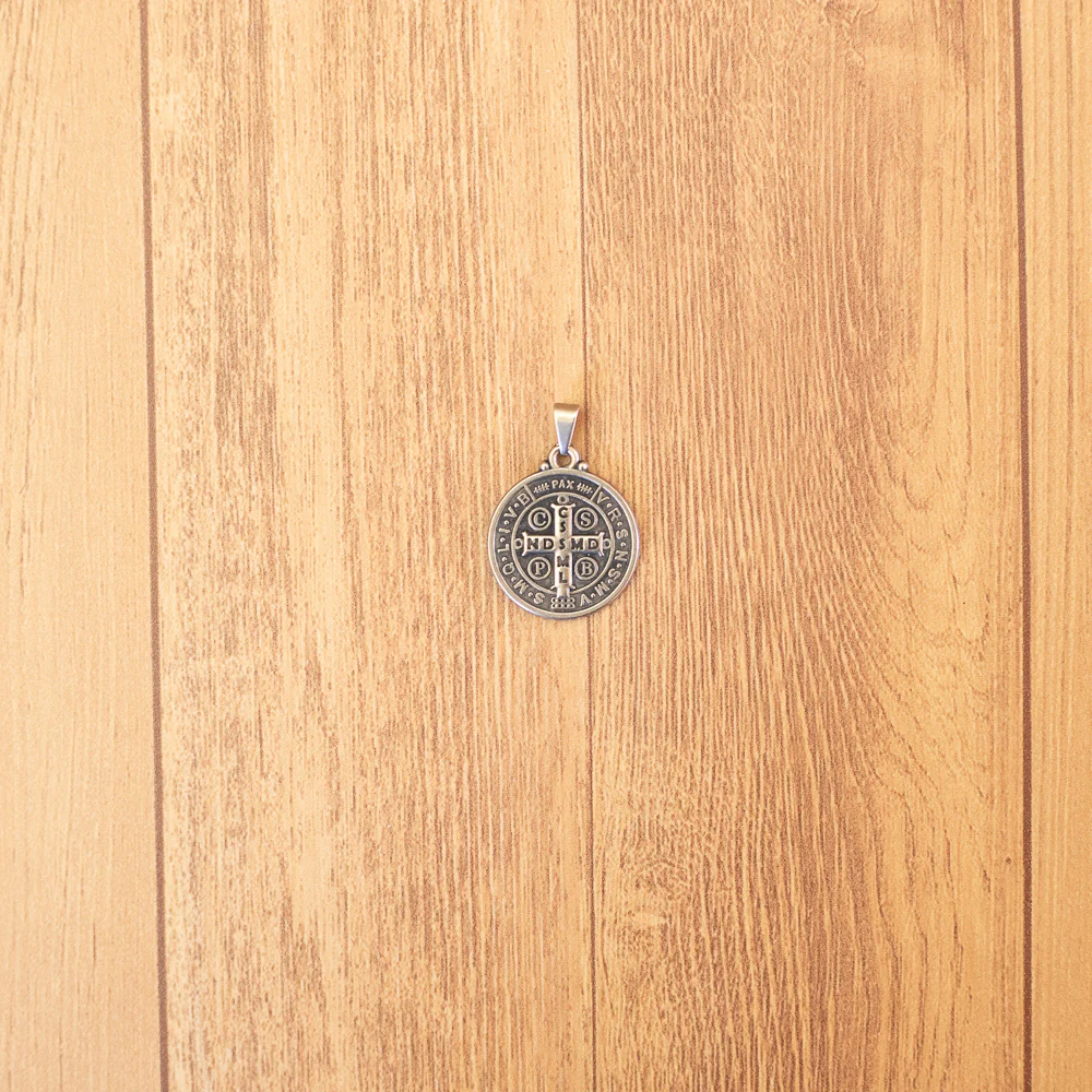 Medalha São Bento 20 mm - Prata Velha - Image 3