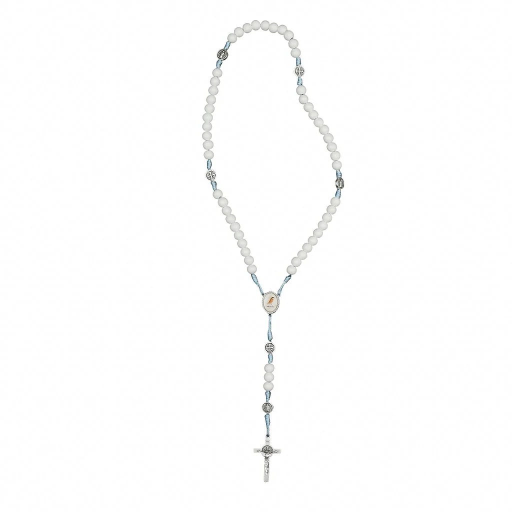 Terço contas brancas cordão azul claro entre meio Rainha da Paz / Jesus Misericordioso- Medjugorje