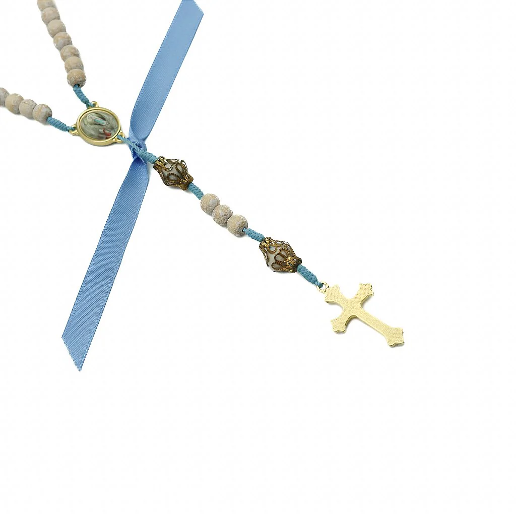 Terço Madeira Cordão 8mm Medalha Resinada Nossa Senhora de Lourdes - Image 4