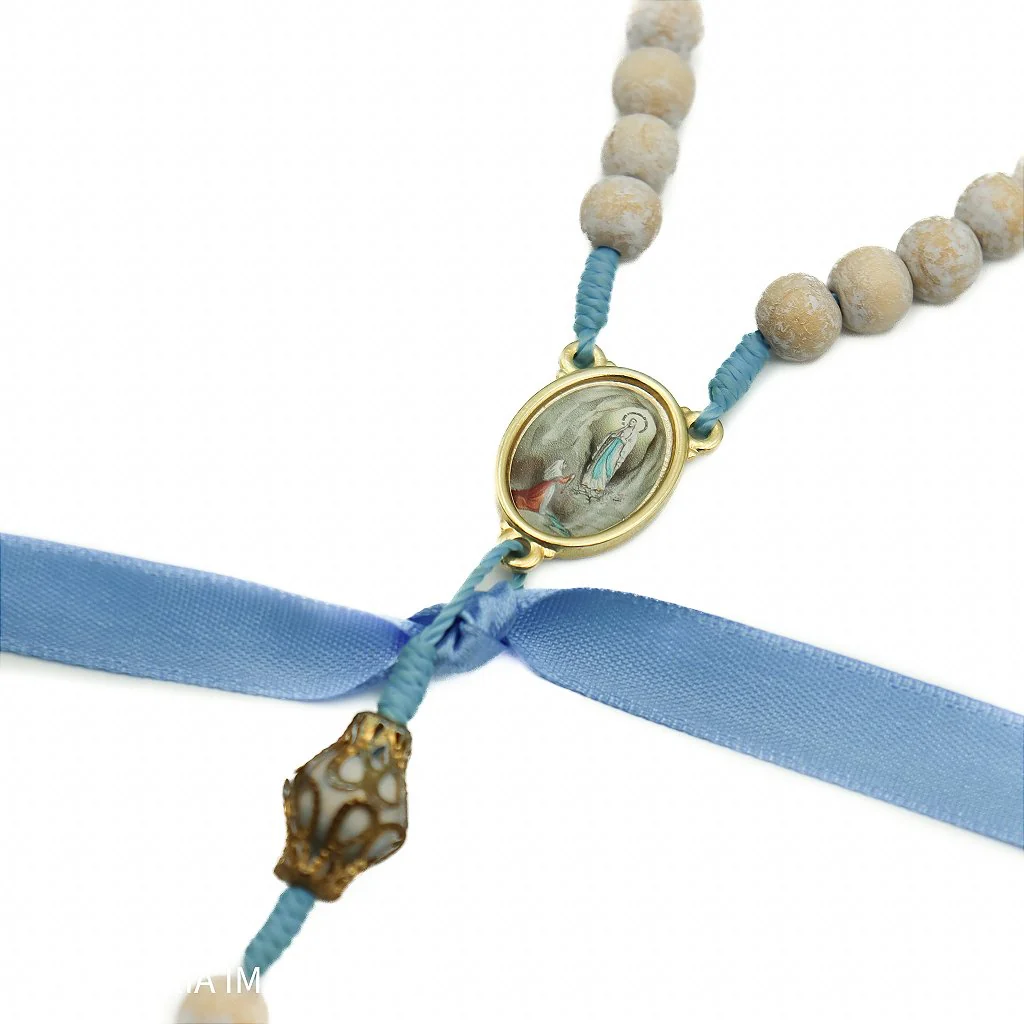 Terço Madeira Cordão 8mm Medalha Resinada Nossa Senhora de Lourdes - Image 5