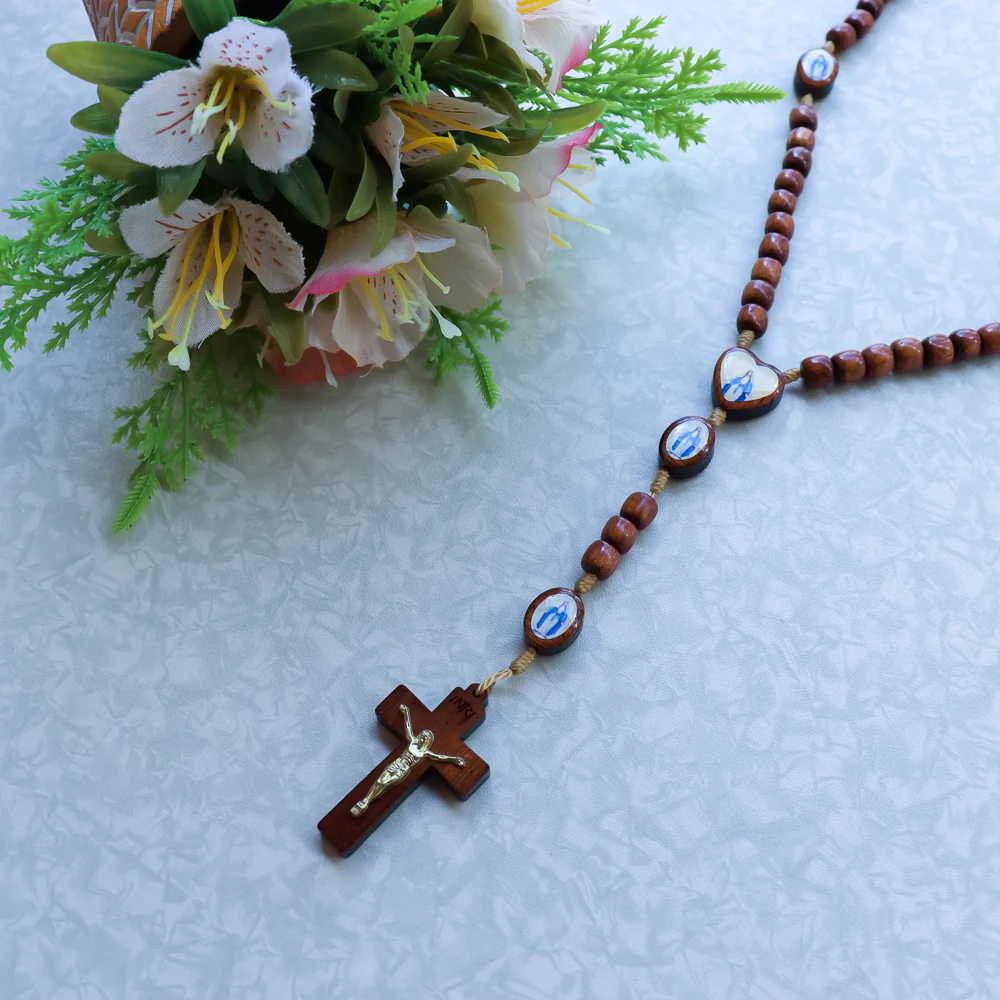 Terço Pai Nosso Oval Resinado Entre Meio Coração - Nossa Senhora. das Graças - Image 4