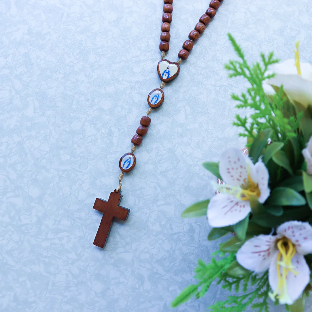 Terço Pai Nosso Oval Resinado Entre Meio Coração - Nossa Senhora. das Graças - Image 5